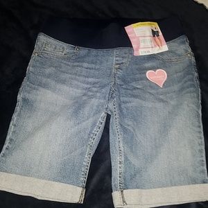Maternity shorts size 4-6 Bermuda style NWT